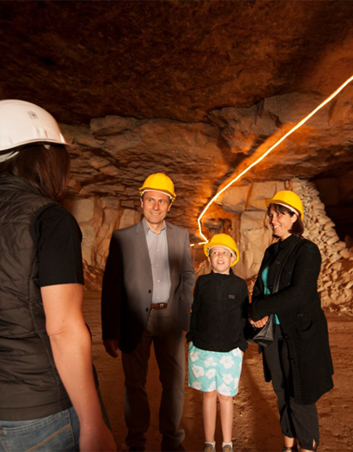 images de visiteurs avec casque jaune sur la tete