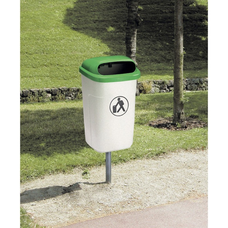 Un homme plante un arbre