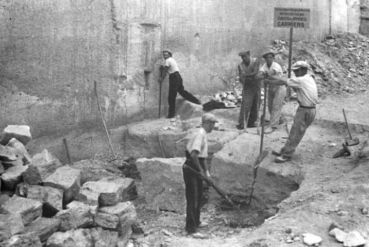 image de chantier en noir et blanc